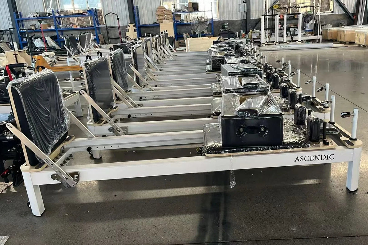 Pilates reformere i aluminium med Ascendic-logo på rammen